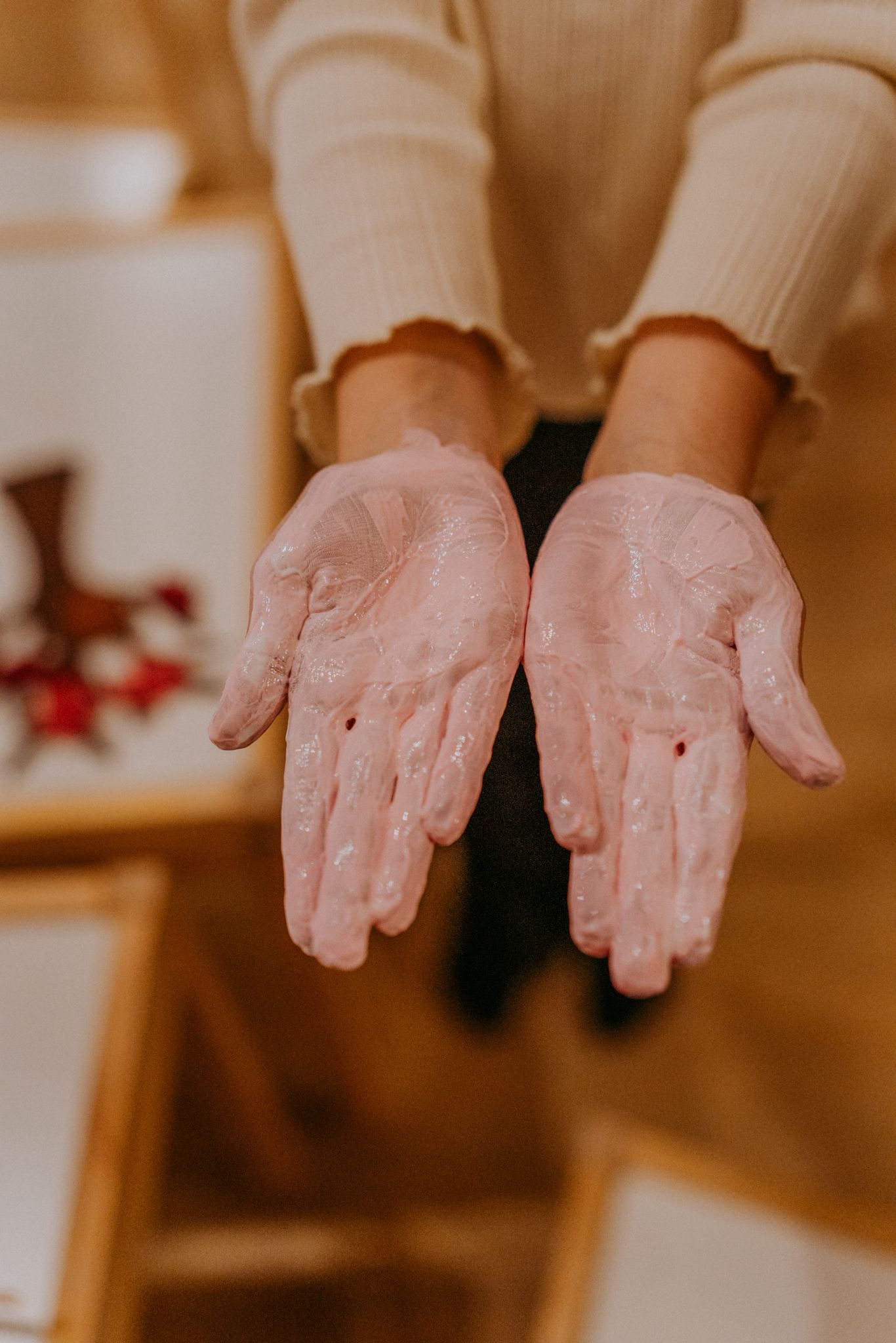 Stymulacja dotykowa — rączki dziecka w masie sensorycznej, zajęcia Radom