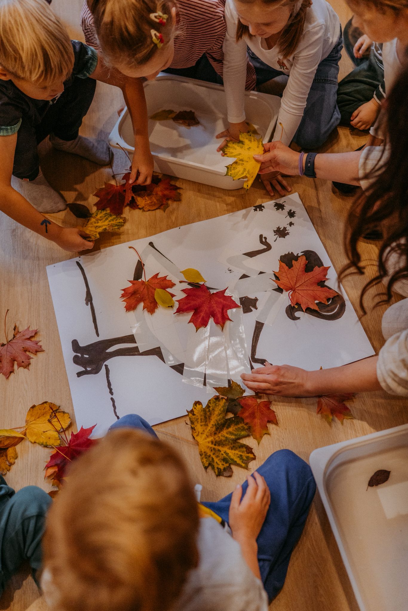 Warsztaty plastyczne — dzieci z liśćmi na zajęciach, warsztaty dla dzieci Radom