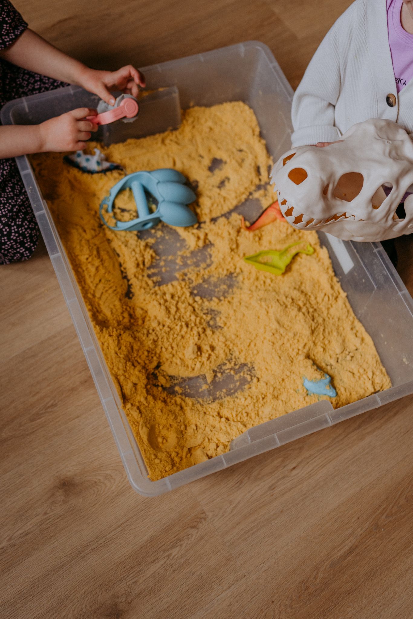 Piasek kinetyczny z dinozaurami — zajęcia sensoryczne dla dzieci Radom