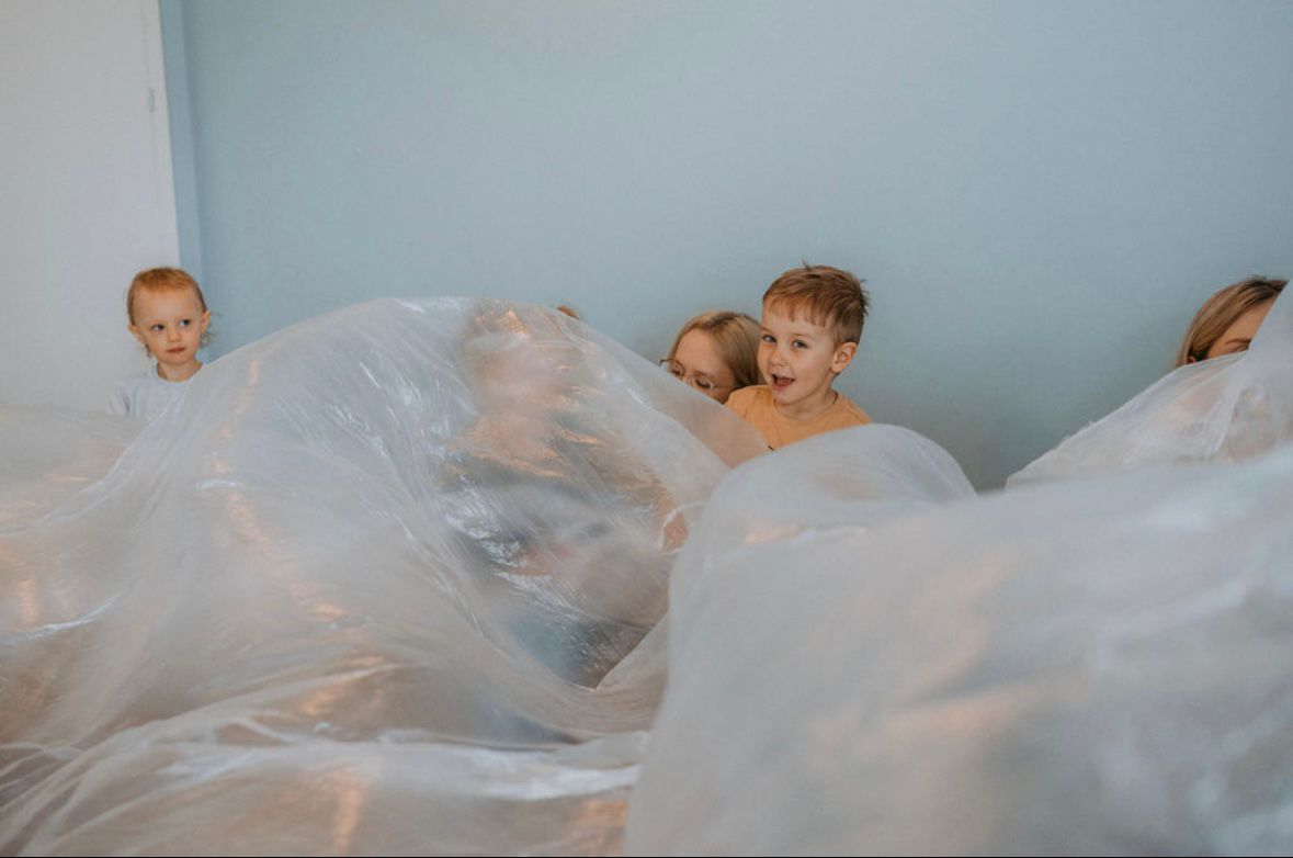 Warsztaty sensoryczne dla przedszkoli w Radomiu — dzieci na zajęciach Multisensorki