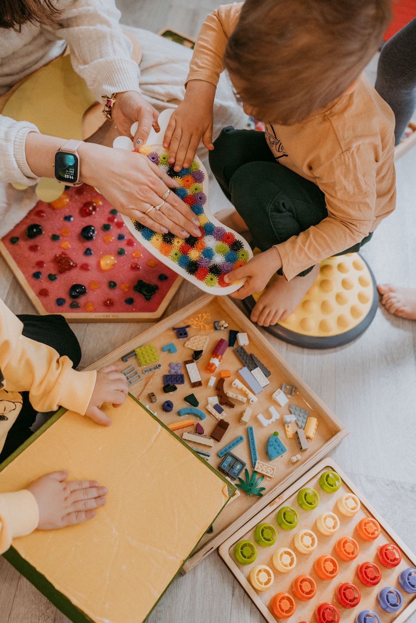 Koordynacja wzrokowo-ruchowa — dzieci przy tablicach sensorycznych, zajęcia Radom
