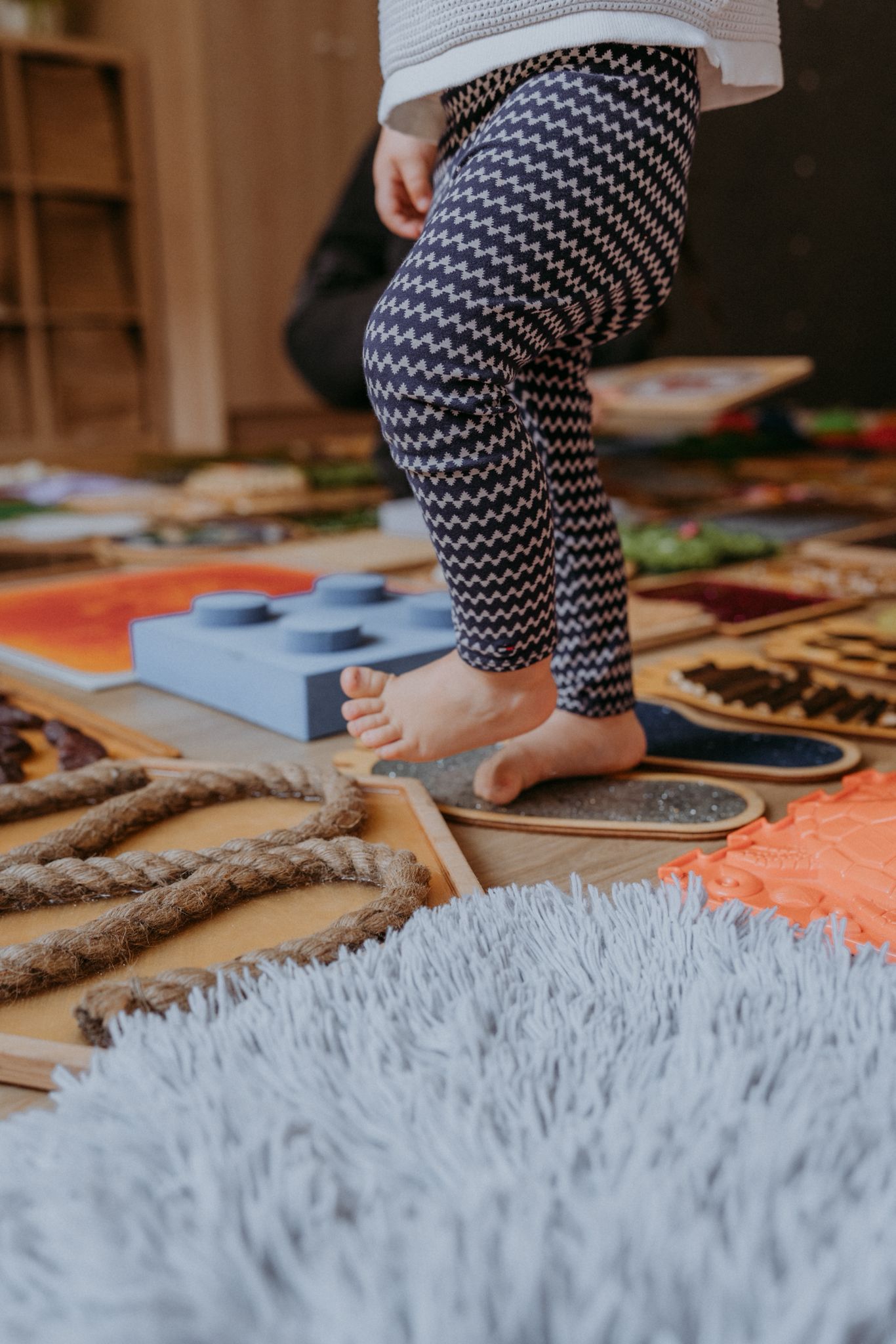 Równowaga i ruch — stópki dziecka na ścieżce sensorycznej, zajęcia Radom